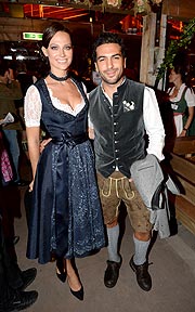 Elyas M'Barek mit Freundin Julia Czechner  (©Foto: Schneider Press für Edition Sportiva)